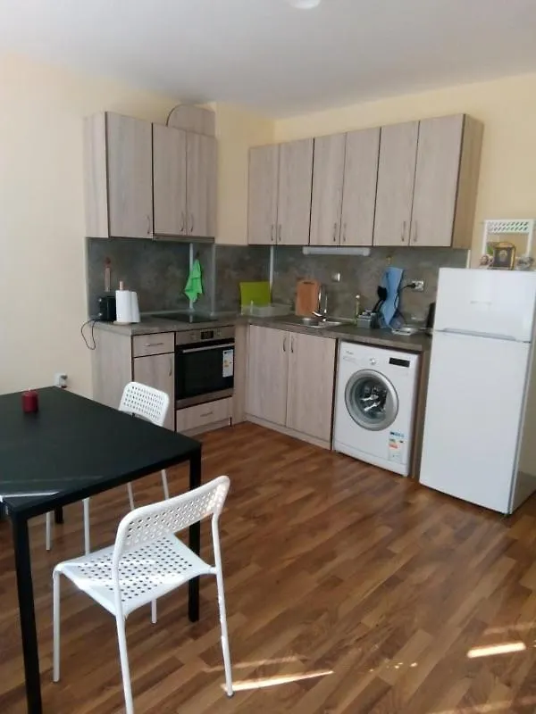 Cozy Apartament Naydenov contacts